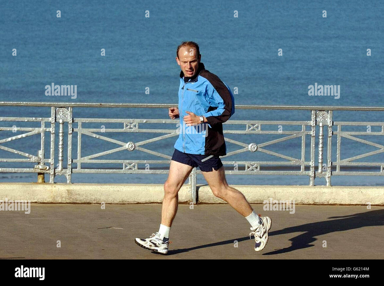 BBC politischer Korrespondent, Andrew Marr, joggen entlang der Küste, auf der jährlichen Labour Party Konferenz. Stockfoto