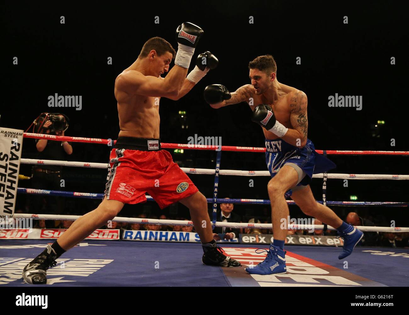 Nathan clever (rechts) in Aktion mit Robin Krasniqi während des WBO World Light-Heavyweight Championship Titelkampfs in der Wembley Arena, London. Stockfoto