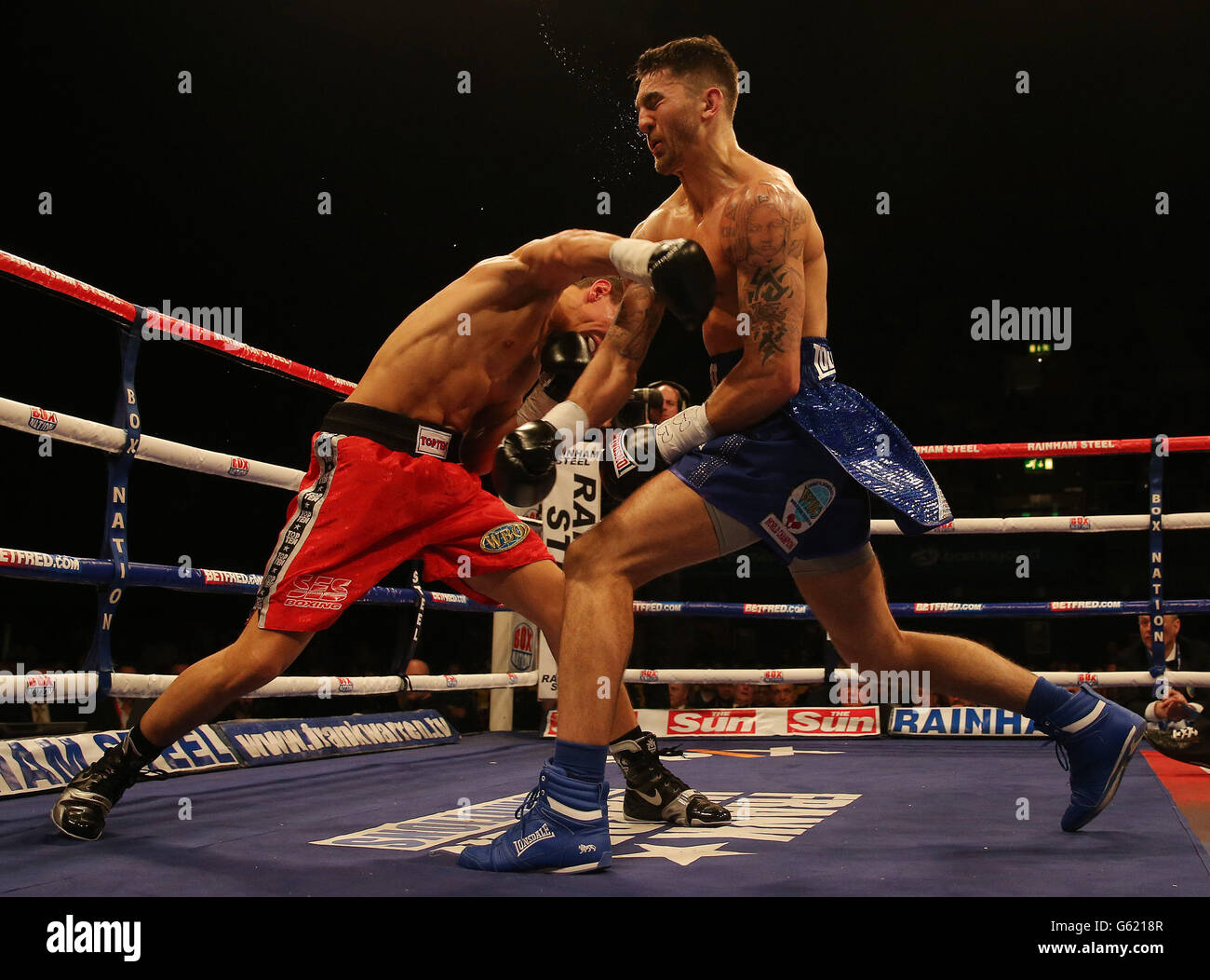 Nathan Clever (rechts) wird von Robin Krasniqi während des WBO World Light-Heavyweight Championship-Titelkampfs in der Wembley Arena, London, geschlagen. Stockfoto