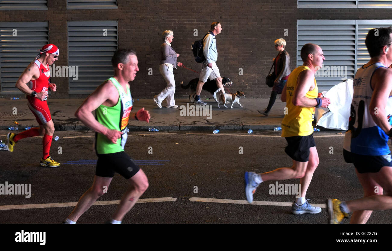 Die London-Marathon-Läufer beim Marathon machen ihren Weg Die Lower Thames Street hinunter Stockfoto