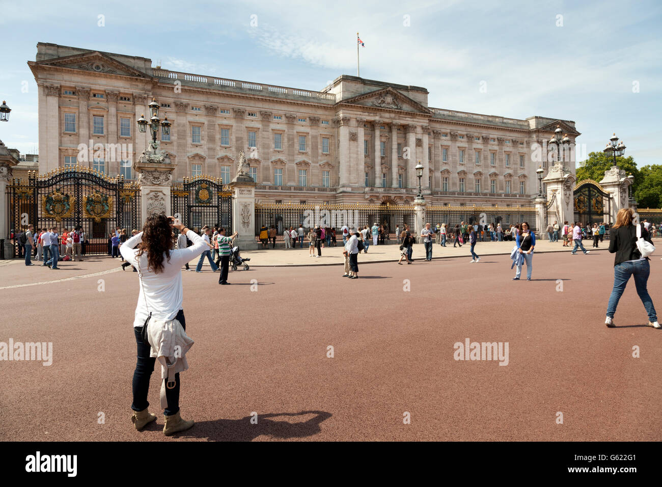 Touristen vor Buckingham Palace, London, England, Vereinigtes Königreich, Europa Stockfoto