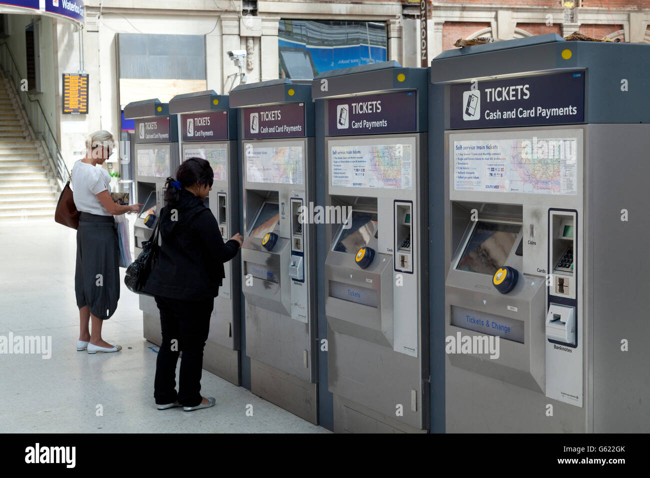 Fahrkartenautomaten am Bahnhof Waterloo, London, England, Vereinigtes Königreich, Europa Stockfoto