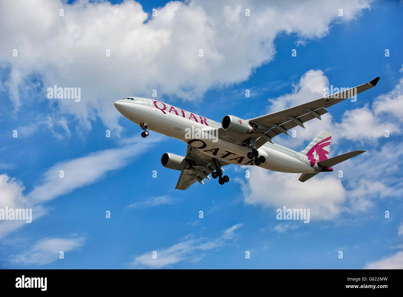 Flugzeug, bewölkter Himmel, Qatar Airbus A330-202 Stockfoto