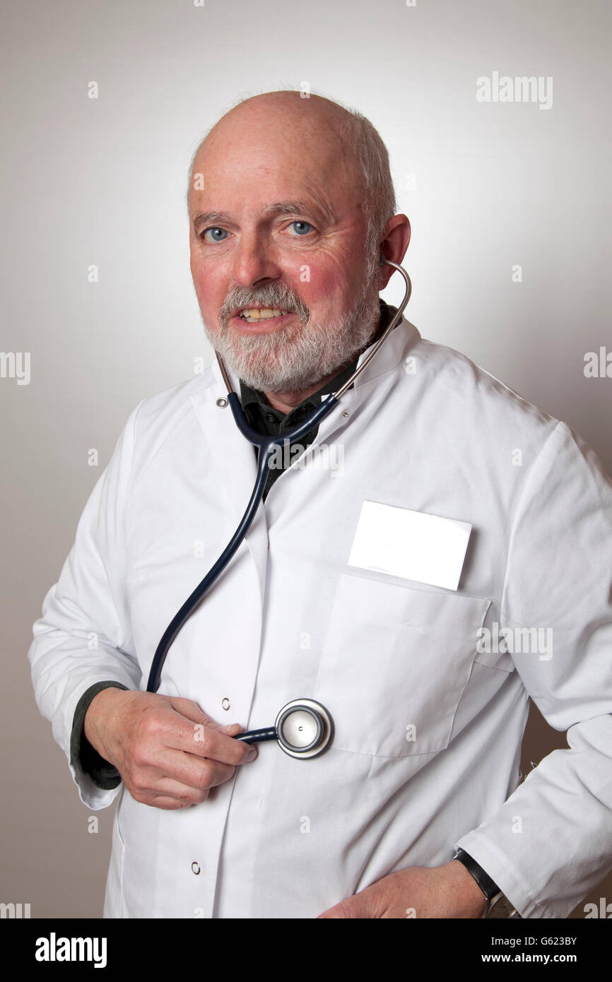 Arzt, Arzt mit einem Stethoskop trägt einen weißen Mantel Stockfoto