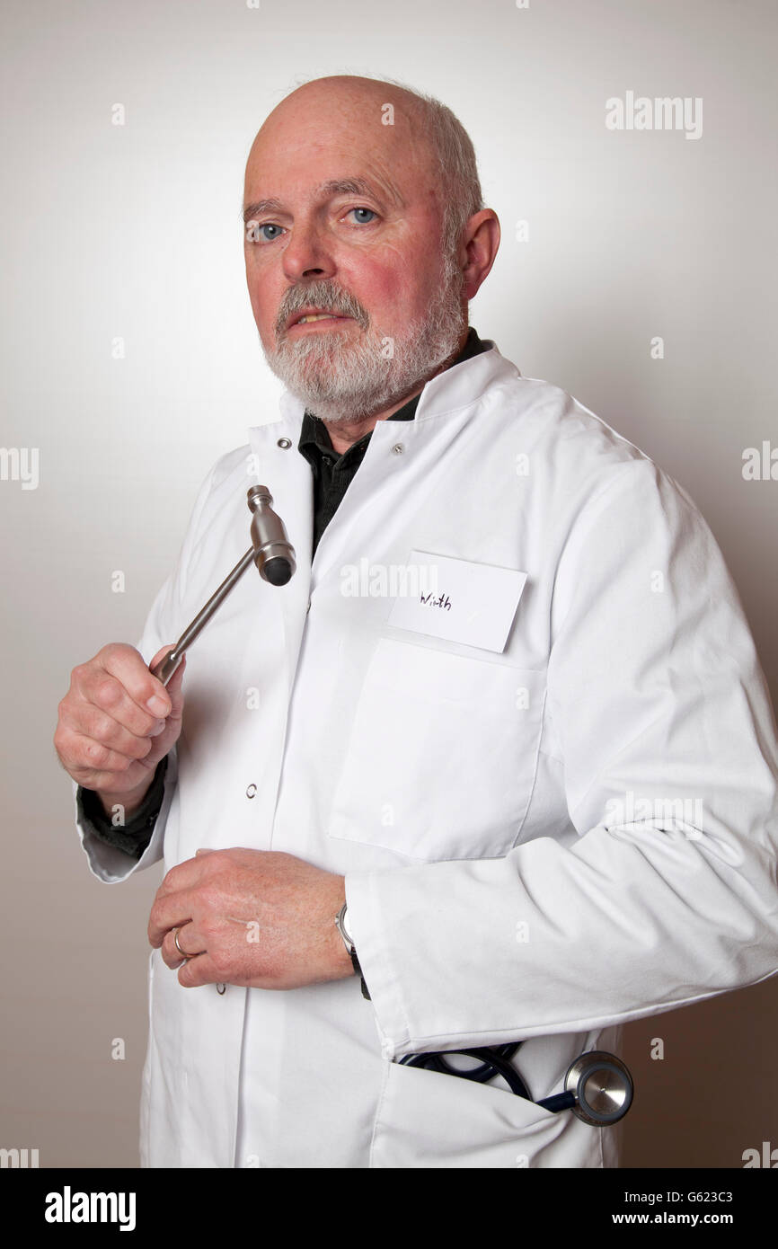 Arzt, Arzt mit einem Reflexhammer trägt einen weißen Mantel Stockfoto