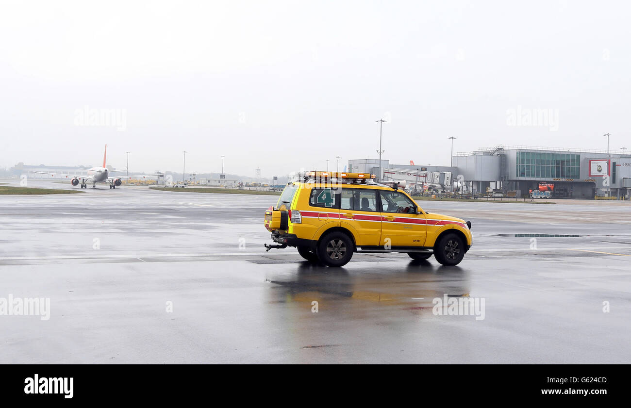 EasyJet startet neue Strecke nach Moskau. Gesamtansicht eines Flugplatzfahrzeugs am Flughafen Gatwick in Sussex Stockfoto