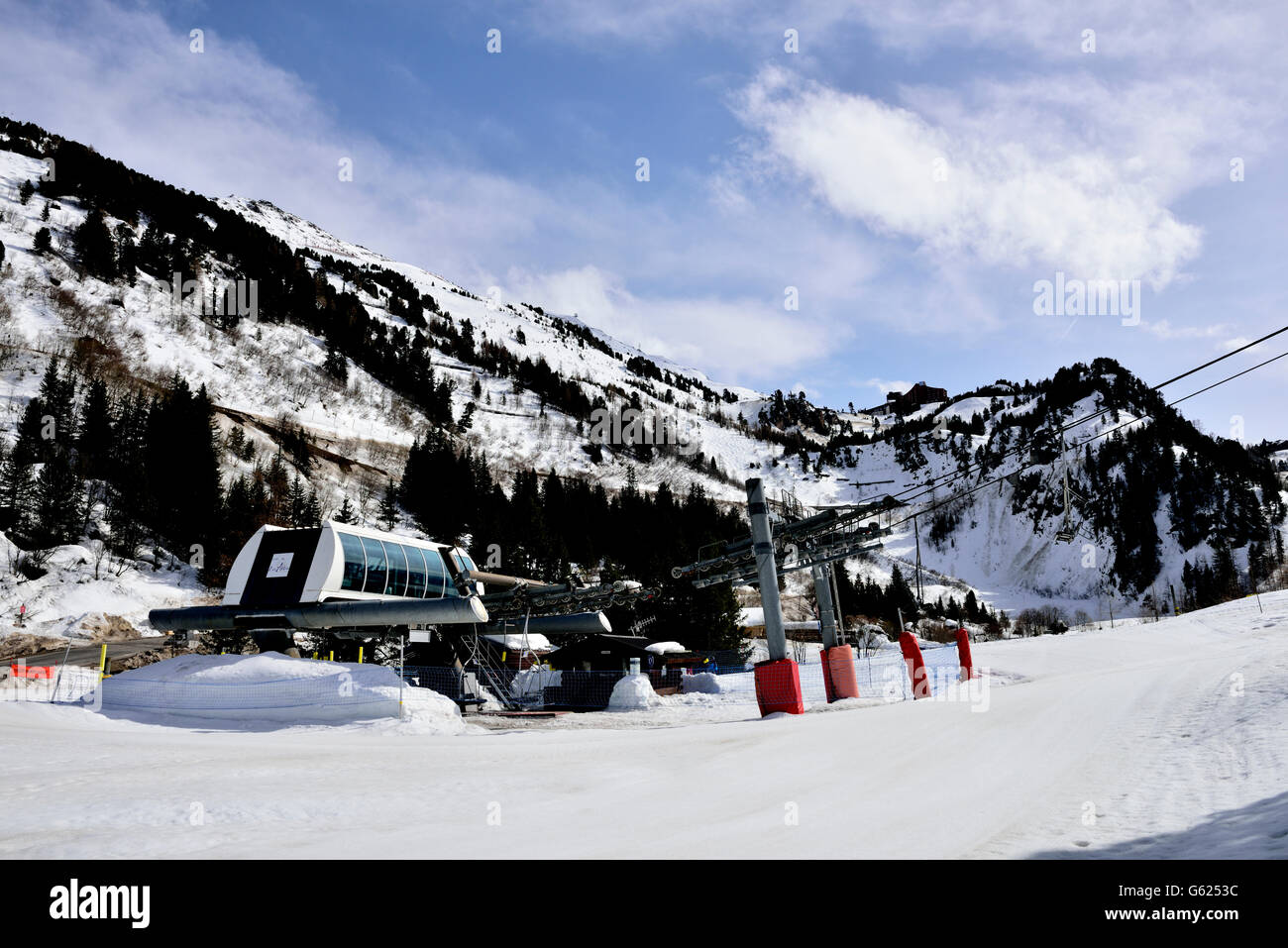 Skilift im Zentrum von Les Arcs, Frankreich Stockfoto