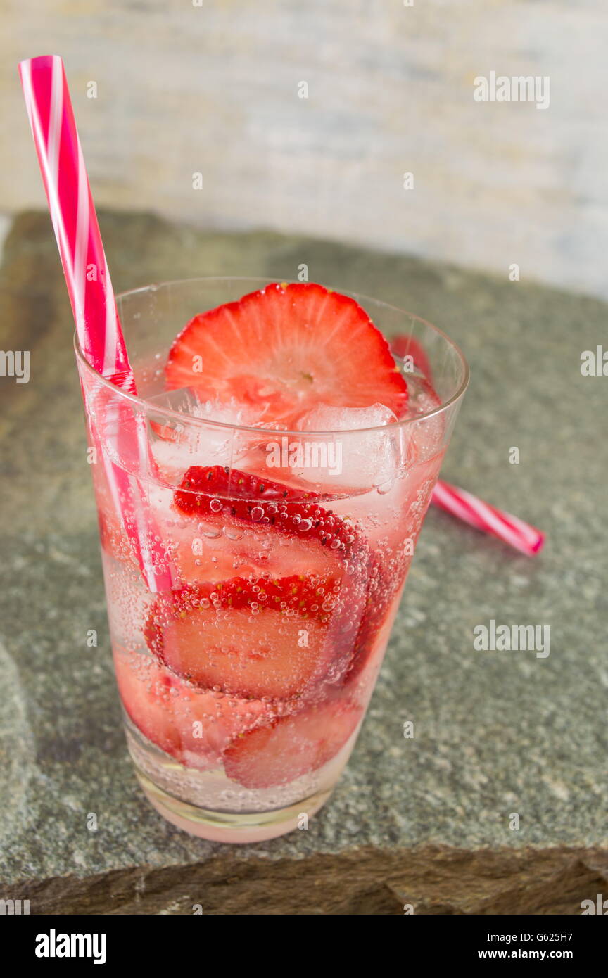 Kalten Erdbeersaft mit Eiswürfeln für einen heißen Sommertag Stockfoto