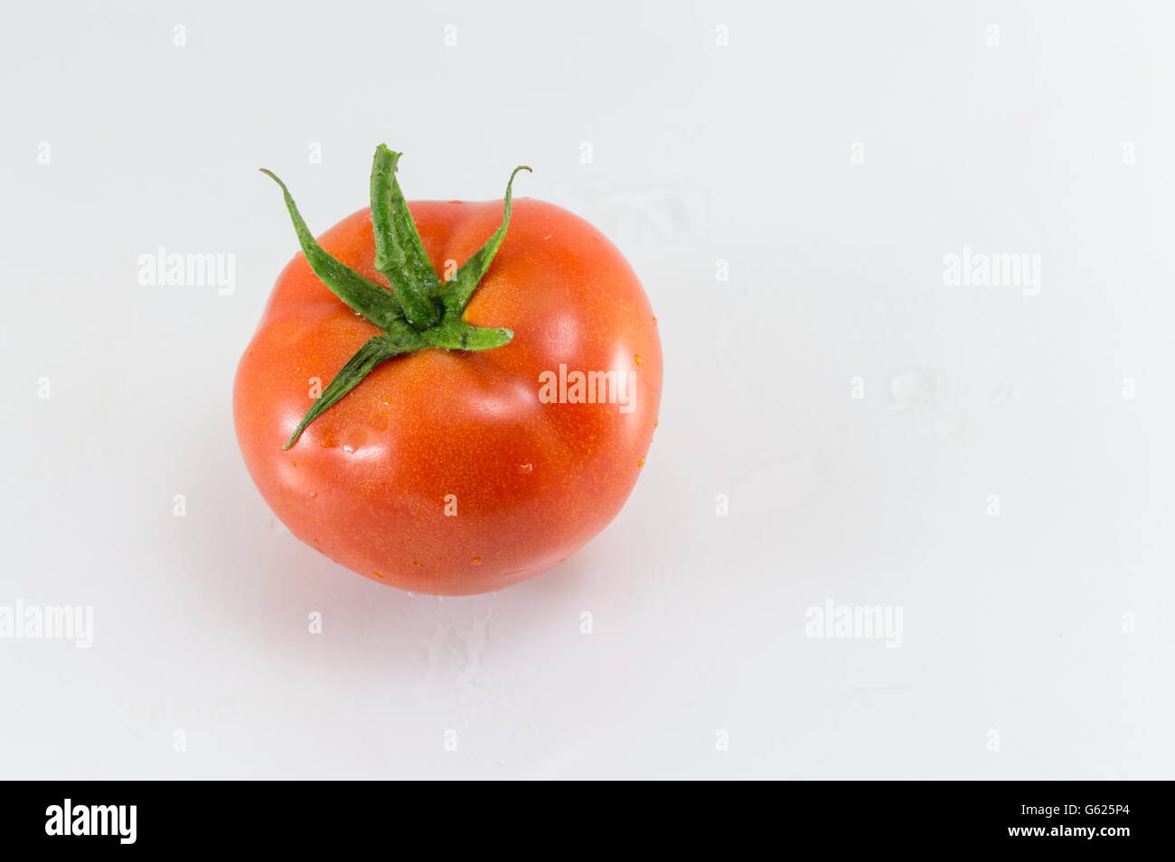Frischen rohen Tomaten auf einem weißen Holztisch Stockfoto