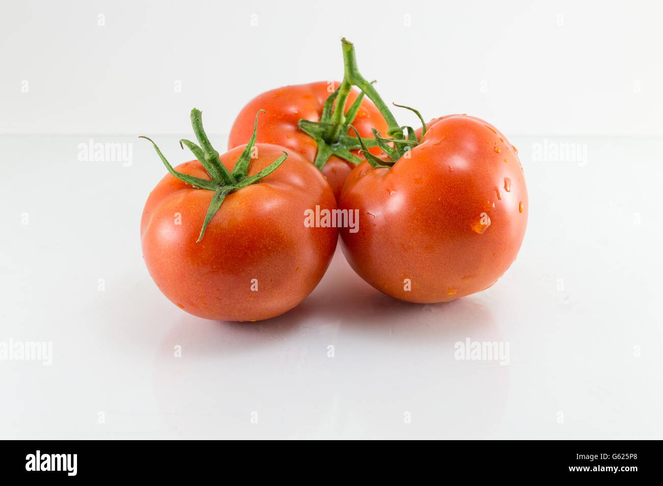 Frischen rohen Tomaten auf einem weißen Holztisch Stockfoto