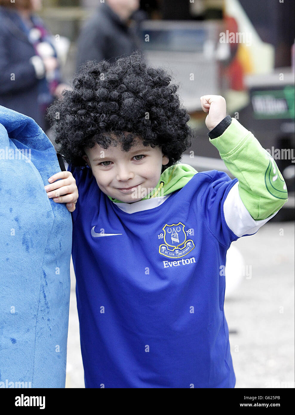 Ein junger Everton-Fan, der eine Marouane Fellaini Perücke trägt, posiert Für ein Foto außerhalb des Goodison Parks Stockfoto