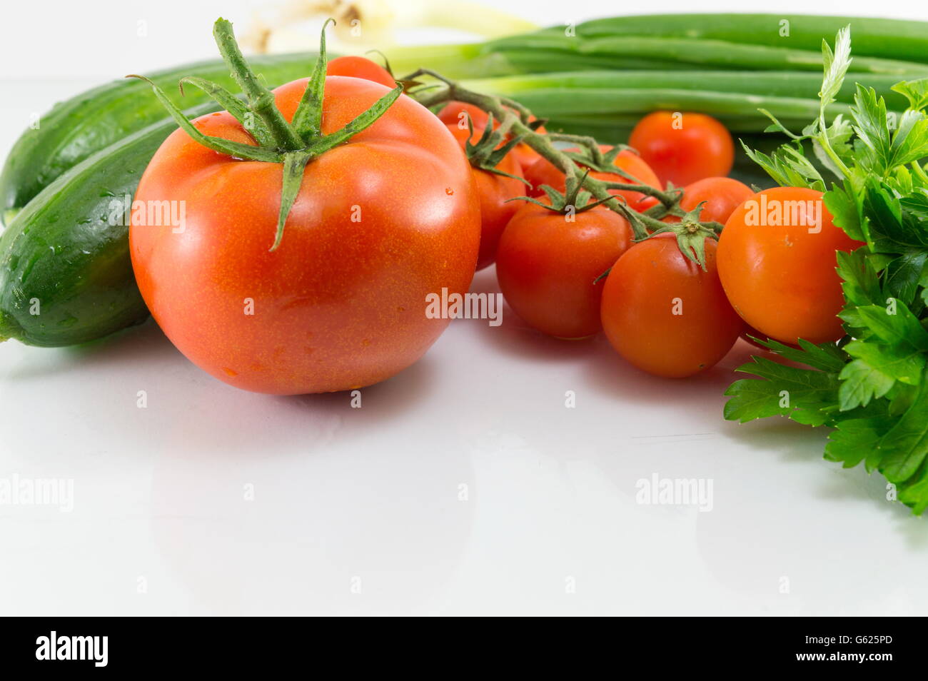 Frisches rohes Gemüse auf einem weißen Holztisch Stockfoto