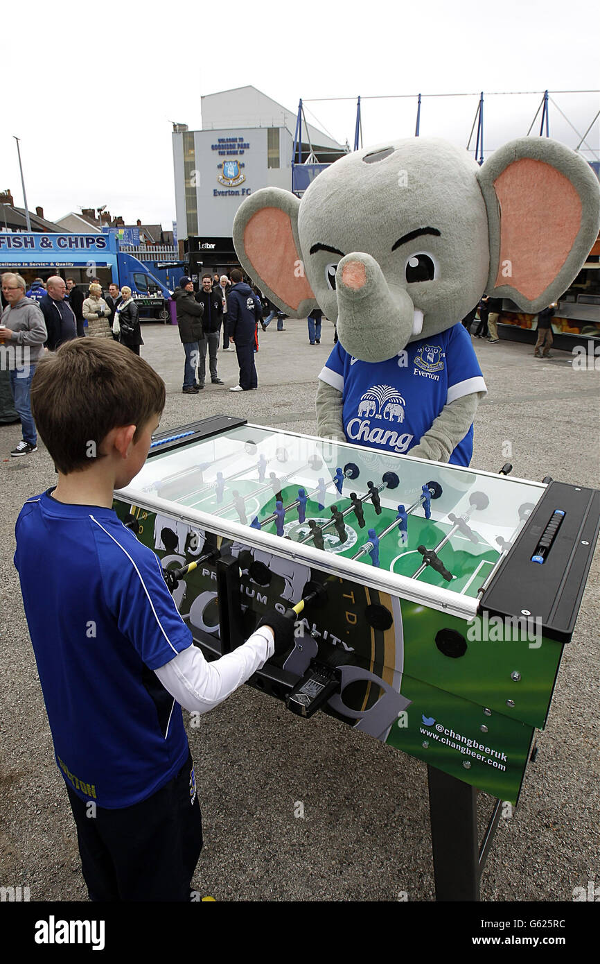 Fußball - Barclays Premier League - Everton gegen Queens Park Rangers - Goodison Park. Ein junger Everton-Fan genießt vor dem Anpfiff eine Partie Tischfußball mit Changy, dem Elefanten Stockfoto