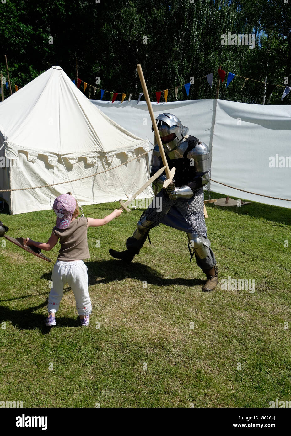 3 Jahre alter Junge in einem heftigen ungleiche Duell mit einem Ritter. Stockfoto