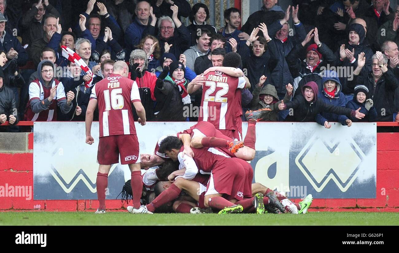 Die Spieler von Cheltenham Town feiern das Tor von Michael Hector während des Spiels npower Football League Two im Abbey Business Stadium, Cheltenham. Stockfoto