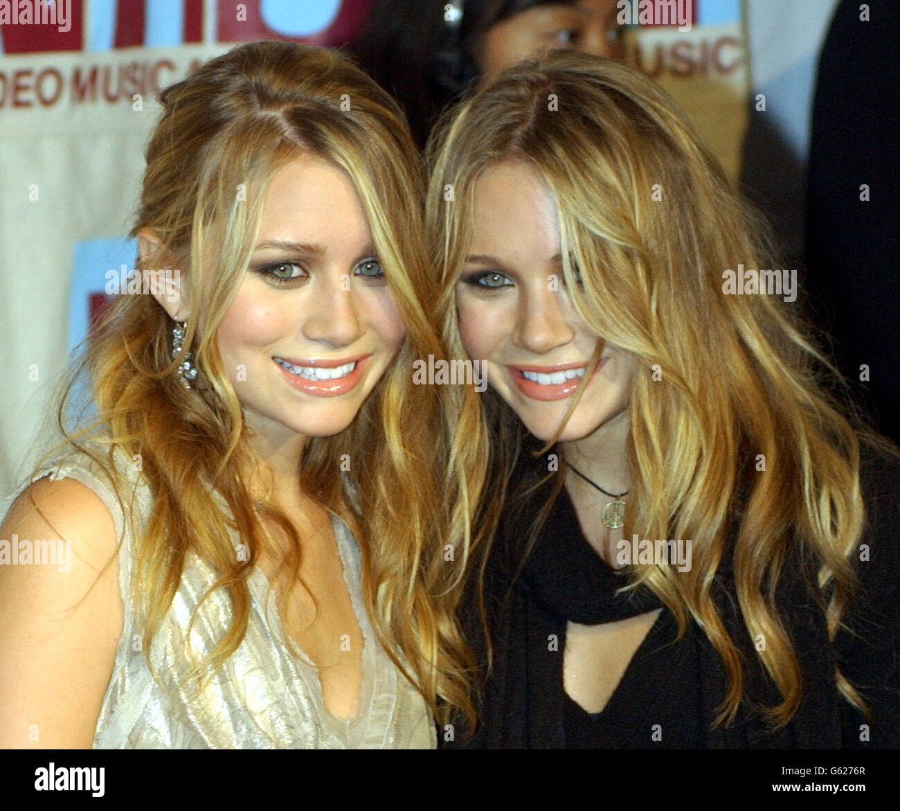 US-Teenager-TV-Stars Mary-Kate (links) und Ashley Olsen während der MTV Video Music Awards, Radio City Music Hall, New York, USA. Stockfoto