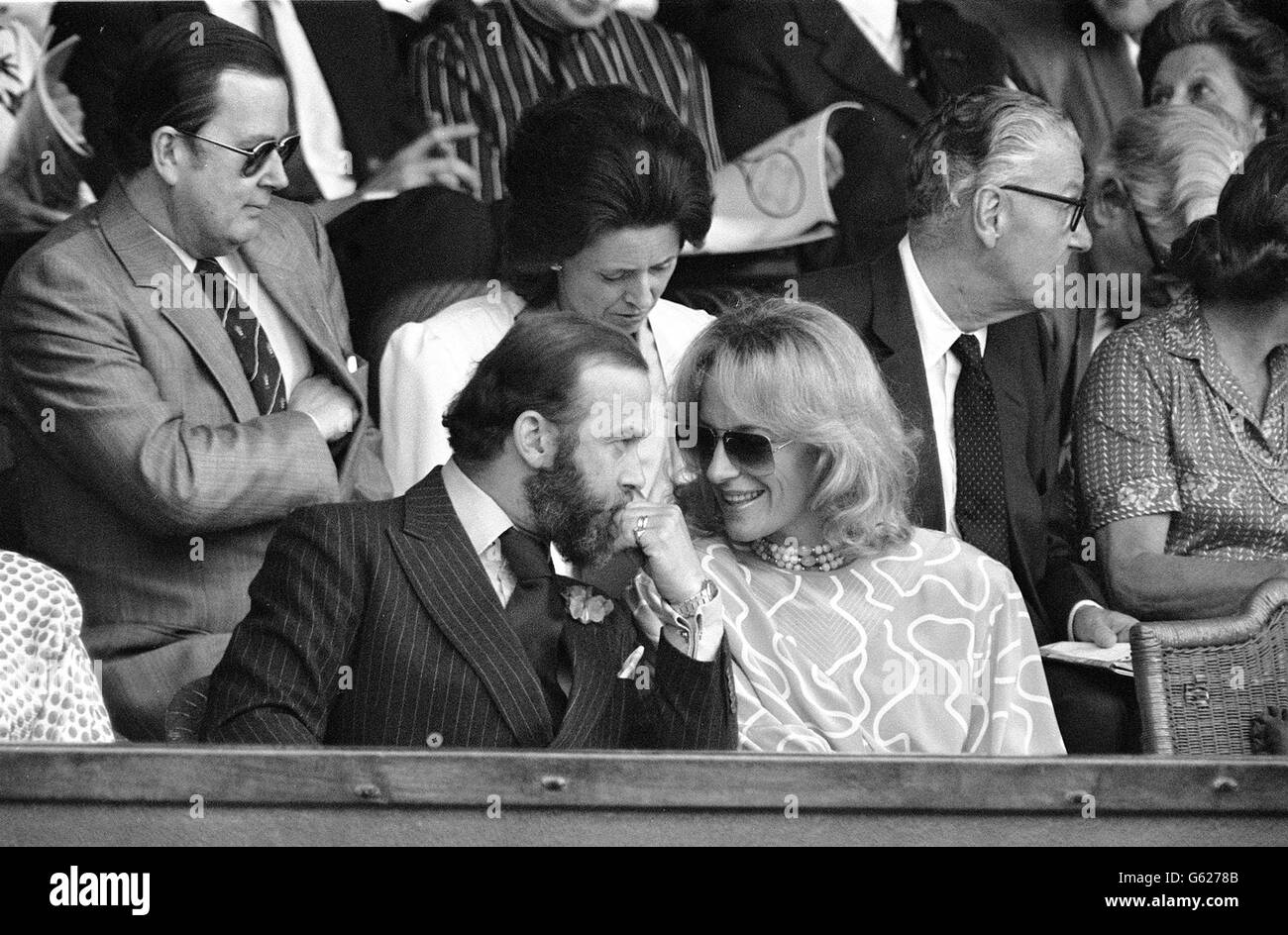 Prinz Michael von Kent hört seiner Frau, Prinzessin Michael, aufmerksam zu, während das Paar während des Wimbledon-Mittelgerichts-Finales der Männer-Singles in der Royal Box lachte und sich gegenseitig zuflüsterte. Stockfoto