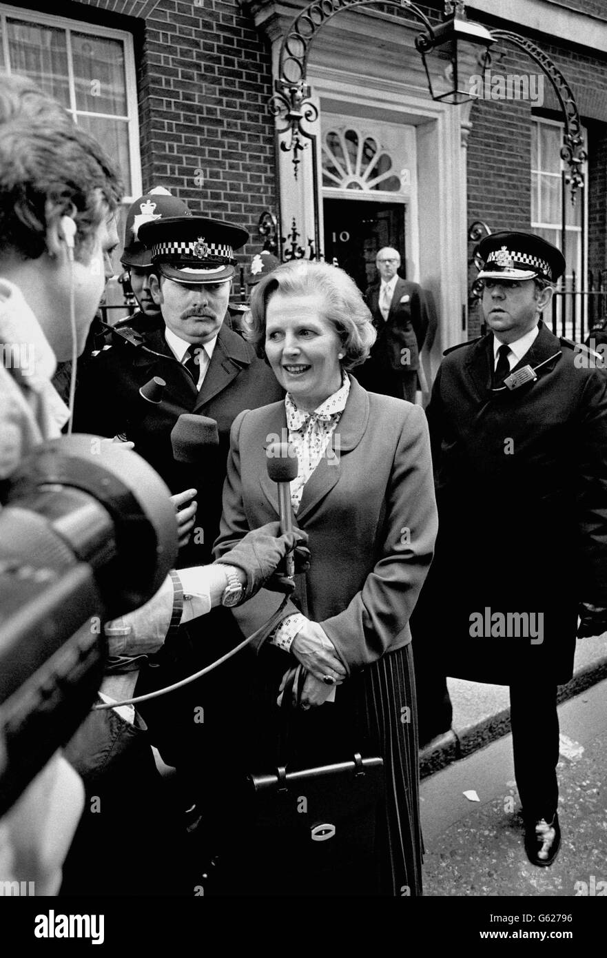 Denis Thatcher wartet geduldig vor der Haustür der Downing Street Nr. 10 auf seine Frau Margaret Thatcher, nachdem er Großbritanniens neue Premierministerin wurde. Stockfoto