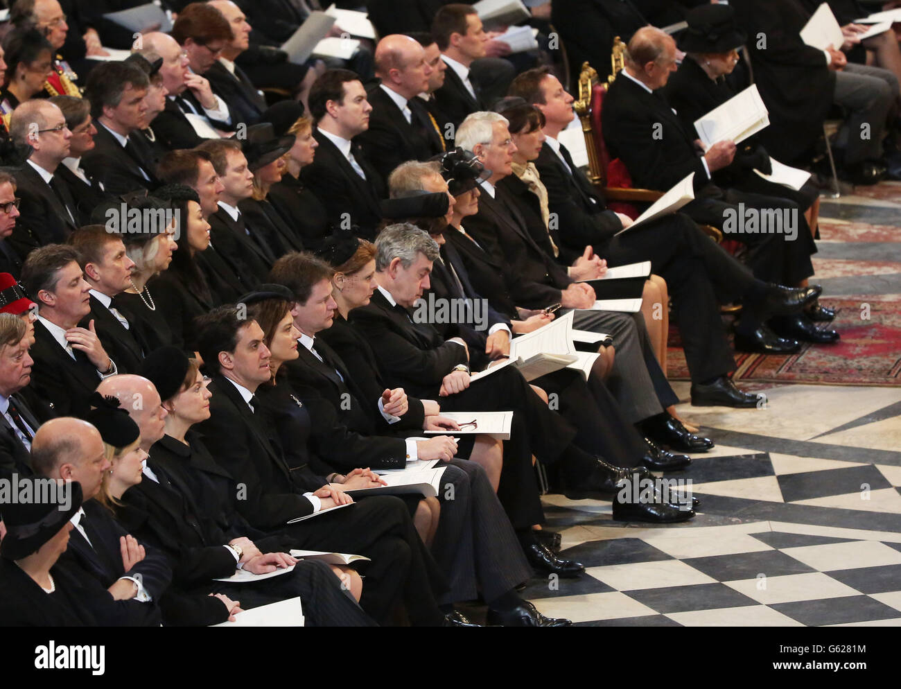 (Erste Reihe) Außenminister William Hague, Vorsitzender der Labour Party Ed Miliband, stellvertretender Premierminister Nick Clegg, Sarah Brown, ehemaliger Premierminister Gordon Brown, Cherie Blair, ehemaliger Premierminister Tony Blair, Norma Major, ehemaliger Premierminister John Major, Samantha Cameron und Premierminister David Cameron, Königin Elizabeth II, Prinz Philip, Herzog von Edinburgh und Würdenträger während der Beerdigung von Baroness Thatcher in St. Paul's Cathedral, im Zentrum von London. Stockfoto