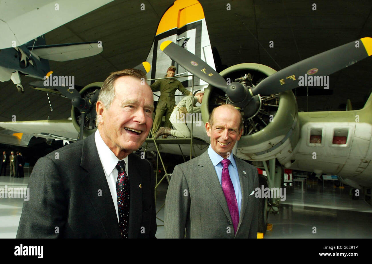 Der ehemalige US-Präsident George Bush mit dem Herzog von Kent (R) bei der Wiederweihungszeremonie des American Air Museum of Great Britain im Imperial war Museum Duxford, Cambridgeshire. * das American Air Museum, das von Lord Foster entworfen und im August 1997 von Ihrer Majestät der Königin eröffnet wurde, beherbergt die feinste Sammlung historischer amerikanischer Kampfflugzeuge außerhalb der Vereinigten Staaten. Das Gebäude steht als Denkmal für die 30,000 US-Flieger, die während des Zweiten Weltkriegs von britischen Stützpunkten wie Duxford aus ihr Leben ließen. Die Wiederweihungszeremonie fand in Anwesenheit von einigen statt Stockfoto