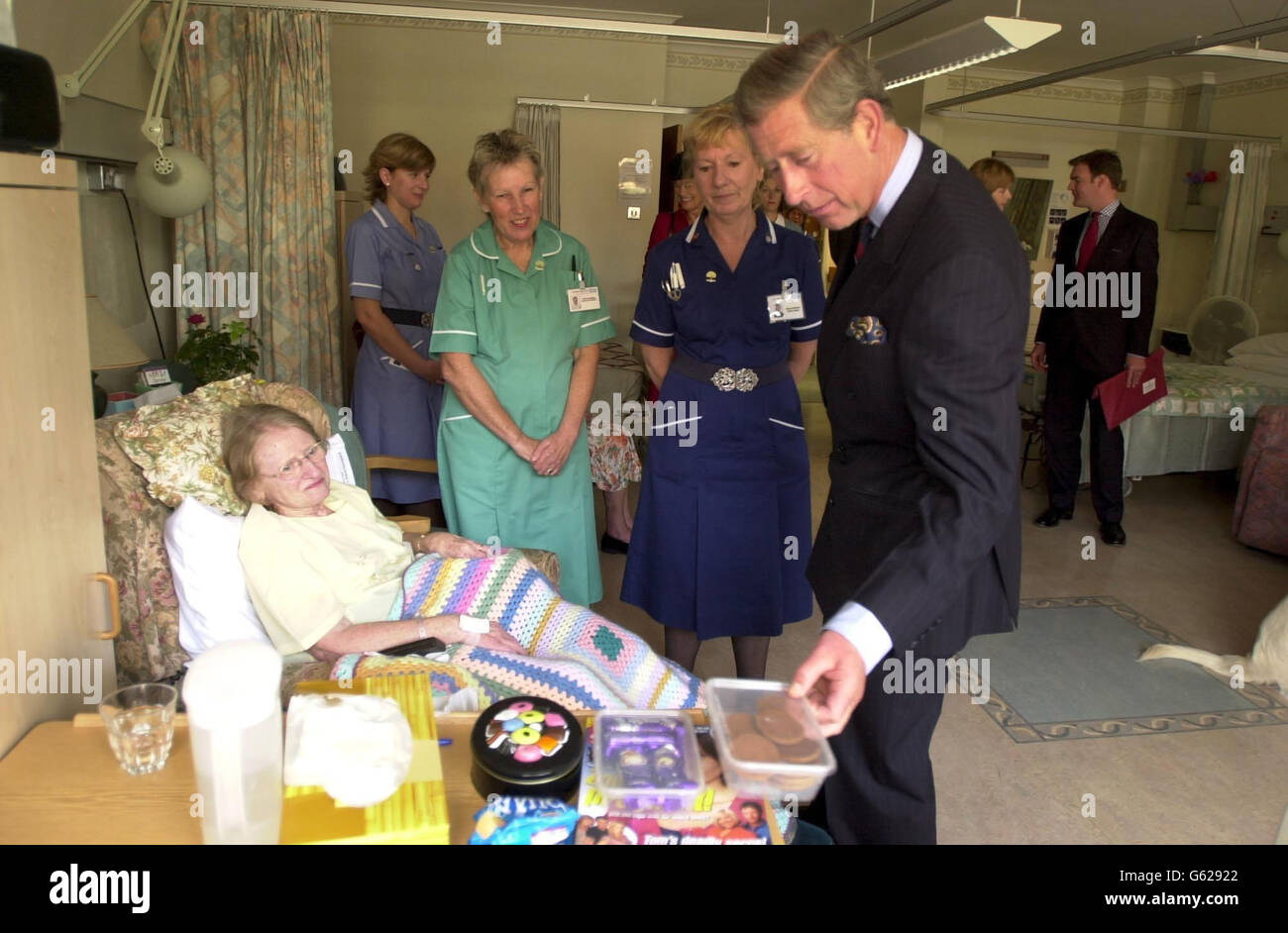 Der Prinz von Wales trifft Joan Bush im Arthur Rank House in Cambridge, wo er Patienten und Mitarbeiter im Hospiz traf, bevor er nach Duxford ging, wo er und der ehemalige US-Präsident George Bush einen Gottesdienst besuchen sollten. * der Wiederweihung des American Air Museum of Great Britain. Es ist seine erste offizielle Verlobung, nachdem der Prinz, der ein großes Interesse an einer Vielzahl von landwirtschaftlichen und ökologischen Fragen hat, der politischen Einmischung beschuldigt wurde, nachdem Einzelheiten von Briefen, die er an Minister schrieb, durchgesickert wurden. Stockfoto