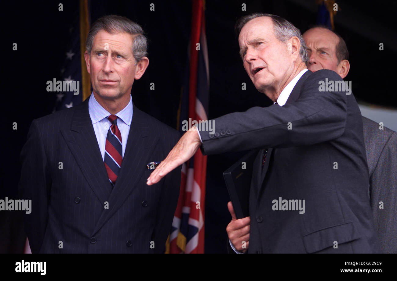 Der ehemalige US-Präsident George Bush mit dem Prince of Wales (L) während des Flupasts bei der Wiederweihungszeremonie des American Air Museum of Great Britain im Imperial war Museum Duxford, Cambridgeshire. * das American Air Museum, entworfen von Lord Foster und eröffnet von Ihrer Majestät der Königin im August 1997, beherbergt die feinste Sammlung von historischen amerikanischen Kampfflugzeugen außerhalb der Vereinigten Staaten. Das Gebäude steht als Denkmal für die 30,000 US-Flieger, die während des Zweiten Weltkriegs von britischen Stützpunkten, einschließlich Duxford, ihr Leben ließen. Die Wiederweihungszeremonie fand statt Stockfoto