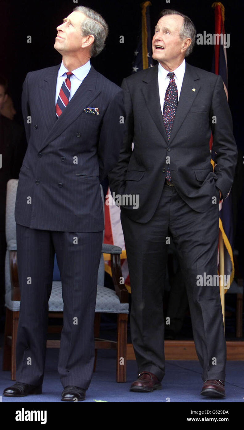Der ehemalige US-Präsident George Bush mit dem Prince of Wales (L) während des Flupasts bei der Wiederweihungszeremonie des American Air Museum of Great Britain im Imperial war Museum Duxford, Cambridgeshire. * das American Air Museum, entworfen von Lord Foster und eröffnet von Ihrer Majestät der Königin im August 1997, beherbergt die feinste Sammlung von historischen amerikanischen Kampfflugzeugen außerhalb der Vereinigten Staaten. Das Gebäude steht als Denkmal für die 30,000 US-Flieger, die während des Zweiten Weltkriegs von britischen Stützpunkten, einschließlich Duxford, ihr Leben ließen. Die Wiederweihungszeremonie fand statt Stockfoto