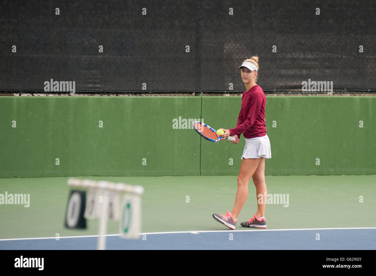 Tennisspielerin, die mit dem Ziel, ihr zu dienen Stockfoto