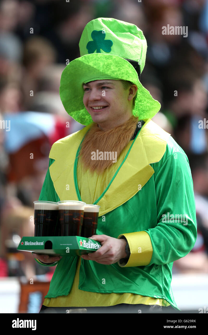 Rugby Union - Heineken Cup - Viertelfinale - Harlequins gegen Munster Rugby - Twickenham Stoop. Ein als Kobold gekleideter Ventilator trägt Getränke Stockfoto