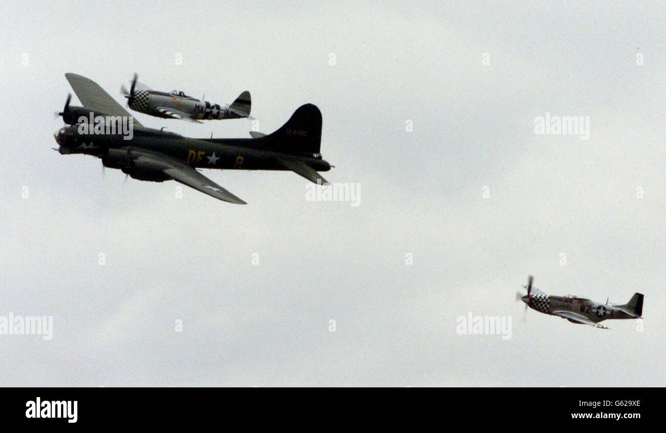 Die B-17 Flying Fortress mit P51 Mustang (unten links) und der P-47 Thunderbolt (oben silber) führen einen Flypast bei der Wiederweihungs-Zeremonie des American Air Museum of Great Britain im Imperial war Museum Duxford, Cambridgeshire, * .. An dem der ehemalige US-Präsident George Bush und der Prinz von Wales teilnehmen. Das American Air Museum, entworfen von Lord Foster und eröffnet von Ihrer Majestät der Königin im August 1997, beherbergt die feinste Sammlung von historischen amerikanischen Kampfflugzeugen außerhalb der Vereinigten Staaten. Das Gebäude steht als Denkmal für die 30,000 US-Flieger, die ihr Leben während des Fluges gaben Stockfoto