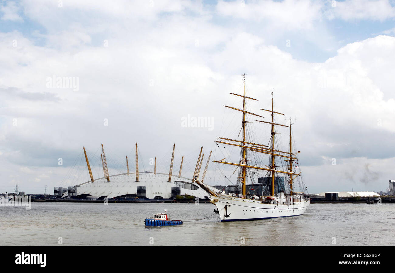 Gorch Fock segelt die Themse hinauf. Das deutsche Hochschiff Gorch Fock auf der Themse am West India Dock in den Docklands, London. Stockfoto