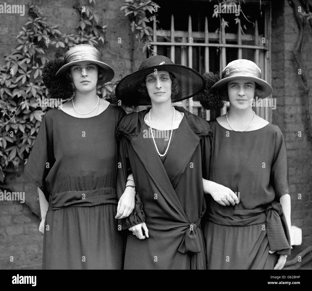 Lady Louise Mountbatten mit Prinzessin Theodora von Griechenland (links) und Prinzessin Margarita von Griechenland (rechts), Töchtern von Prinz Andreas von Griechenland und Dänemark und Schwestern des Herzogs von Edinburgh. Stockfoto