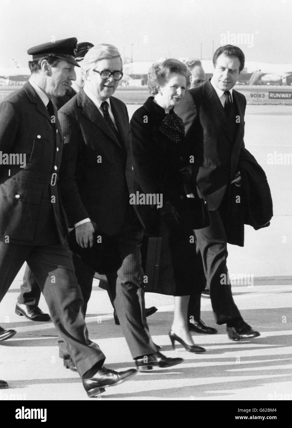 Politik - Margaret Thatcher und Geoffrey Howe - Flughafen Heathrow, London Stockfoto