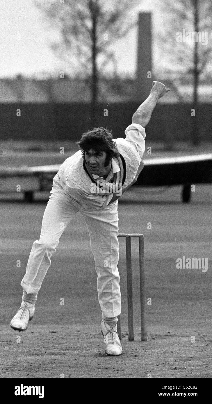 Alan ward, junger Derbyshire schneller Bowler in Aktion am County Ground nach der Erholung von der Knöchelverletzung, die seine australische Tour mit MCC kurz geschnitten. Stockfoto