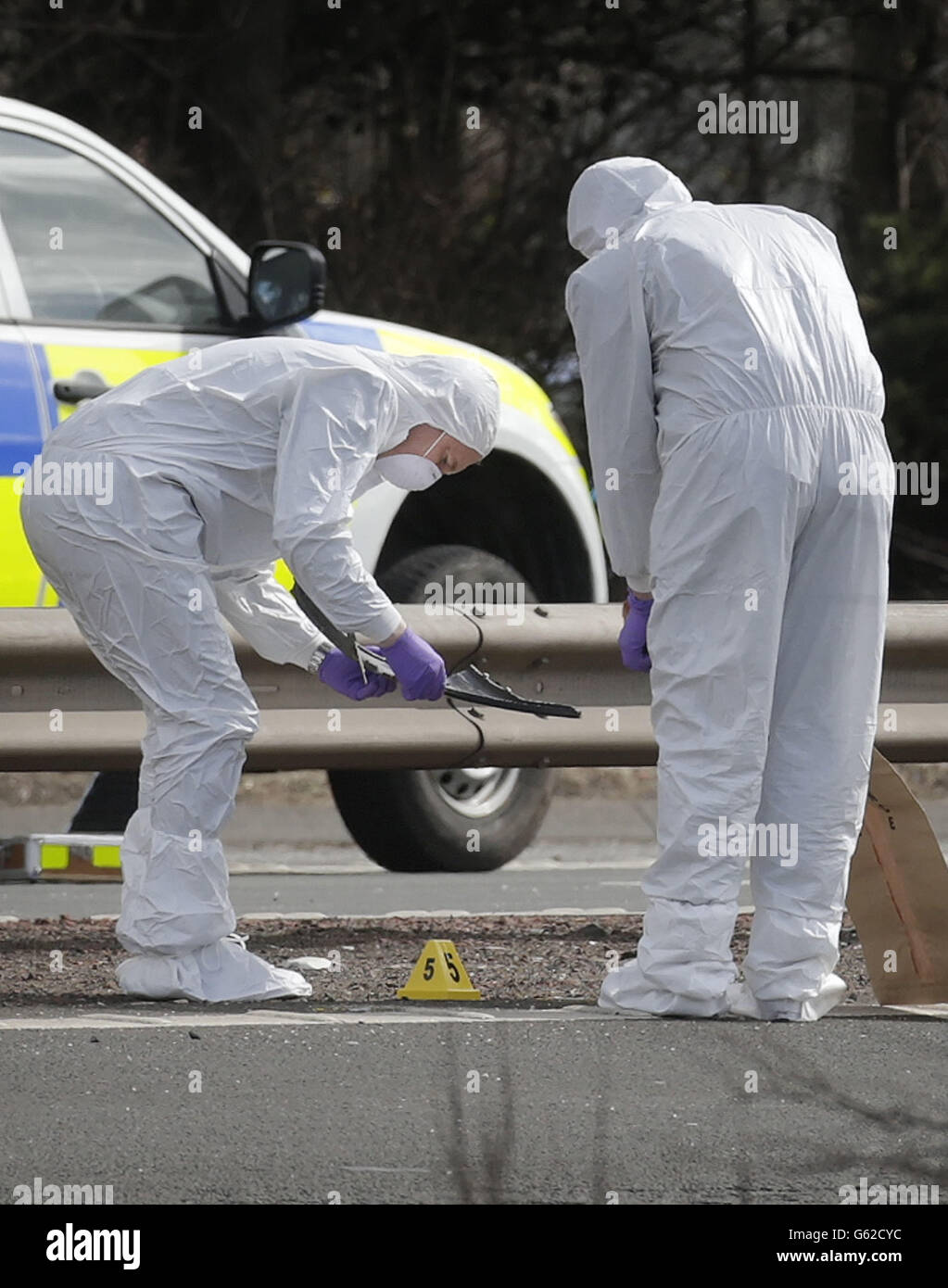 Forensische Polizeibeamte am Tatort auf der Autobahn M9, die in beide Richtungen gesperrt wurde, nachdem auf der Fahrbahn bei Grangemouth eine Leiche gefunden wurde. Stockfoto