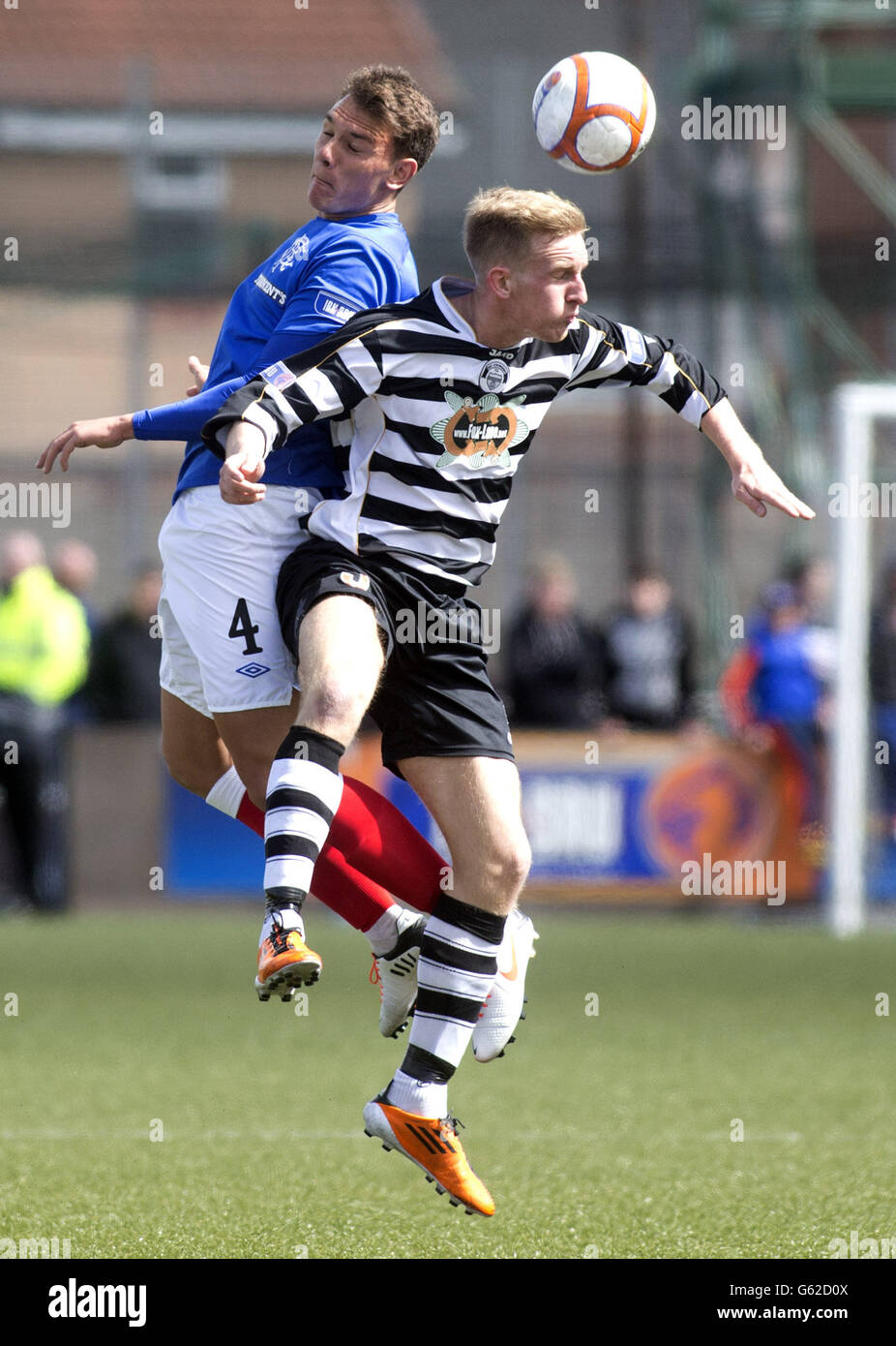 Rangers' Kal Naismith und East Stirlingshire's Scott Maxwell während des IRN-BRU Scottish Division Three Match in Ochilview Park, Bainsford. Stockfoto