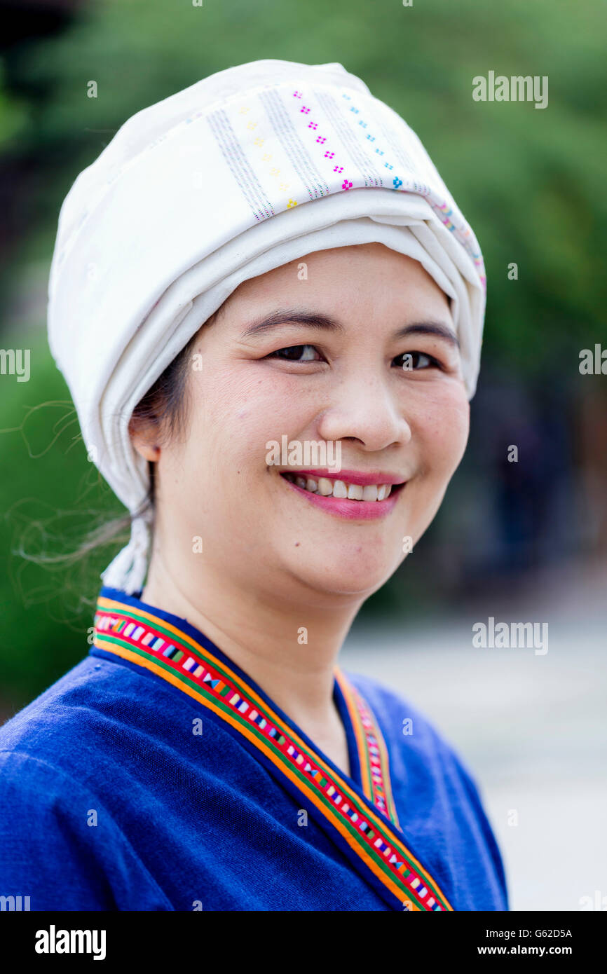 Thailand, Nord-Thailand, Chiang Mai Region. Eine Tai Lue (aka Thai Lue / Tai Le / Tai Lü / Dai) indigene Frau in traditionellem Kleid lächelt vor der Kamera Stockfoto