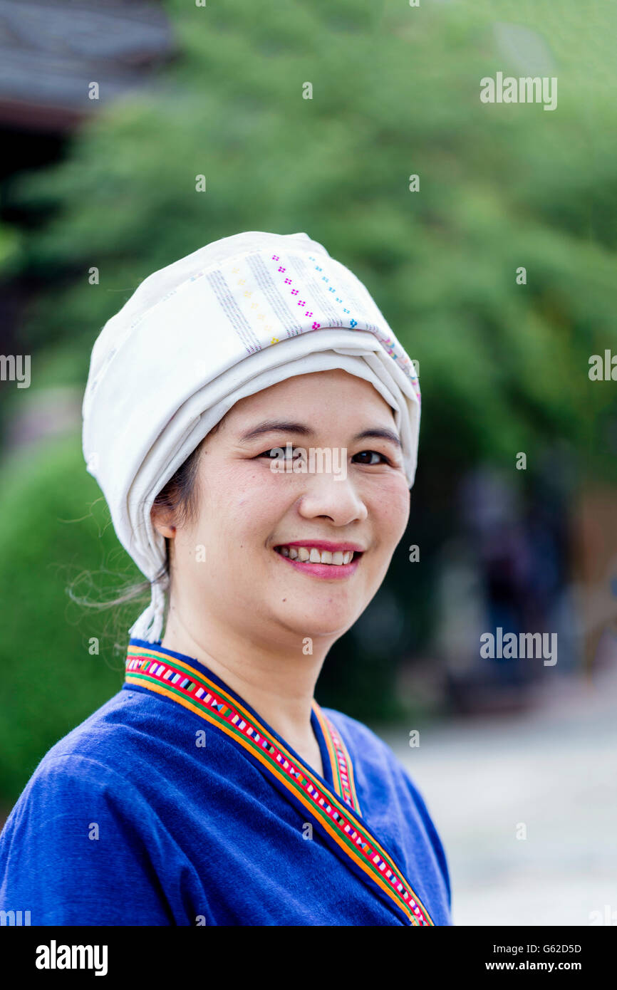Thailand, Nord-Thailand, Chiang Mai Region. Eine Tai Lue (aka Thai Lue / Tai Le / Tai Lü / Dai) indigene Frau in traditionellem Kleid lächelt vor der Kamera Stockfoto