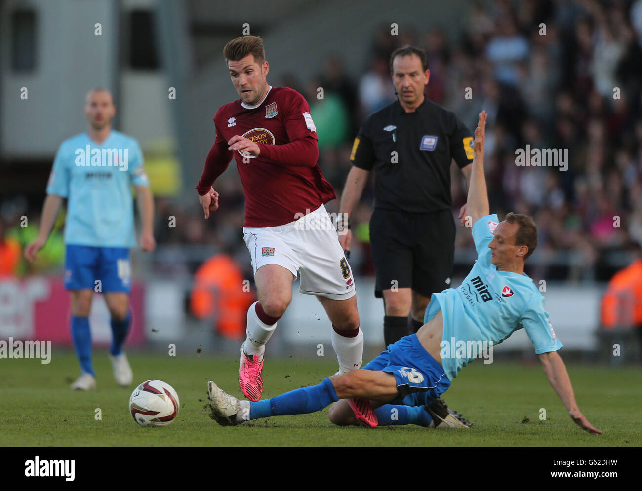 Ben Harding von Northampton Town überspringt das Tackle von Paul Benson von Cheltenham Town während der npower Football League Two, Play Off Semi Final, First Leg im Sixfields Stadium, Northampton. Stockfoto