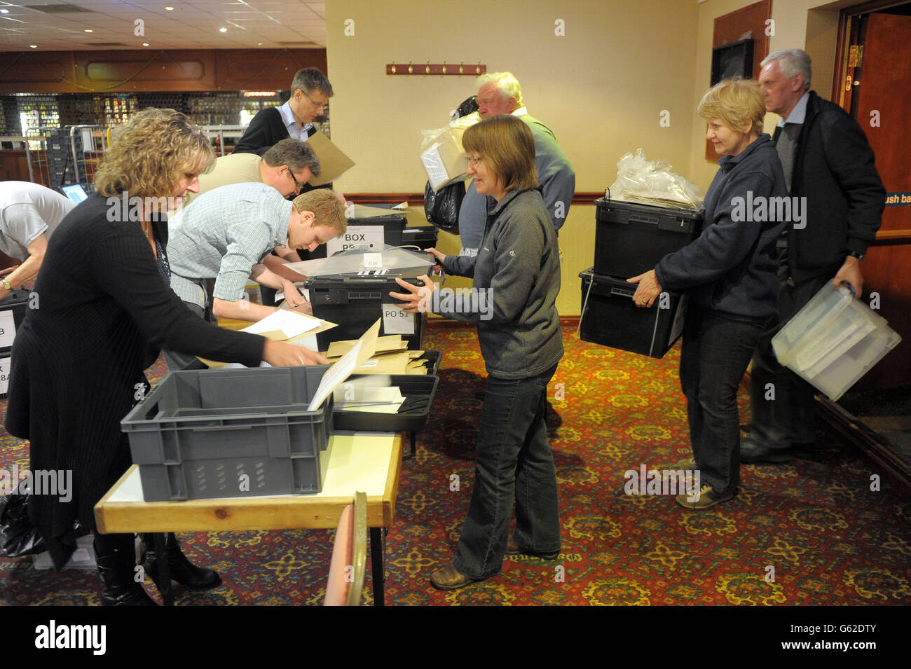 Wahlurnen kommen im Oaklands Snooker Club in Cinderford, Gloucestershire, an, denn die Kommunalwahlen zählen für die Bezirke Gloucestershire. DRÜCKEN Sie VERBANDSFOTO. DRÜCKEN Sie VERBANDSFOTO. Bilddatum: Donnerstag, 2. Mai 2013. Siehe PA Story UMFRAGE Räte. Bildnachweis sollte lauten: Tim Ireland/PA Wire Stockfoto