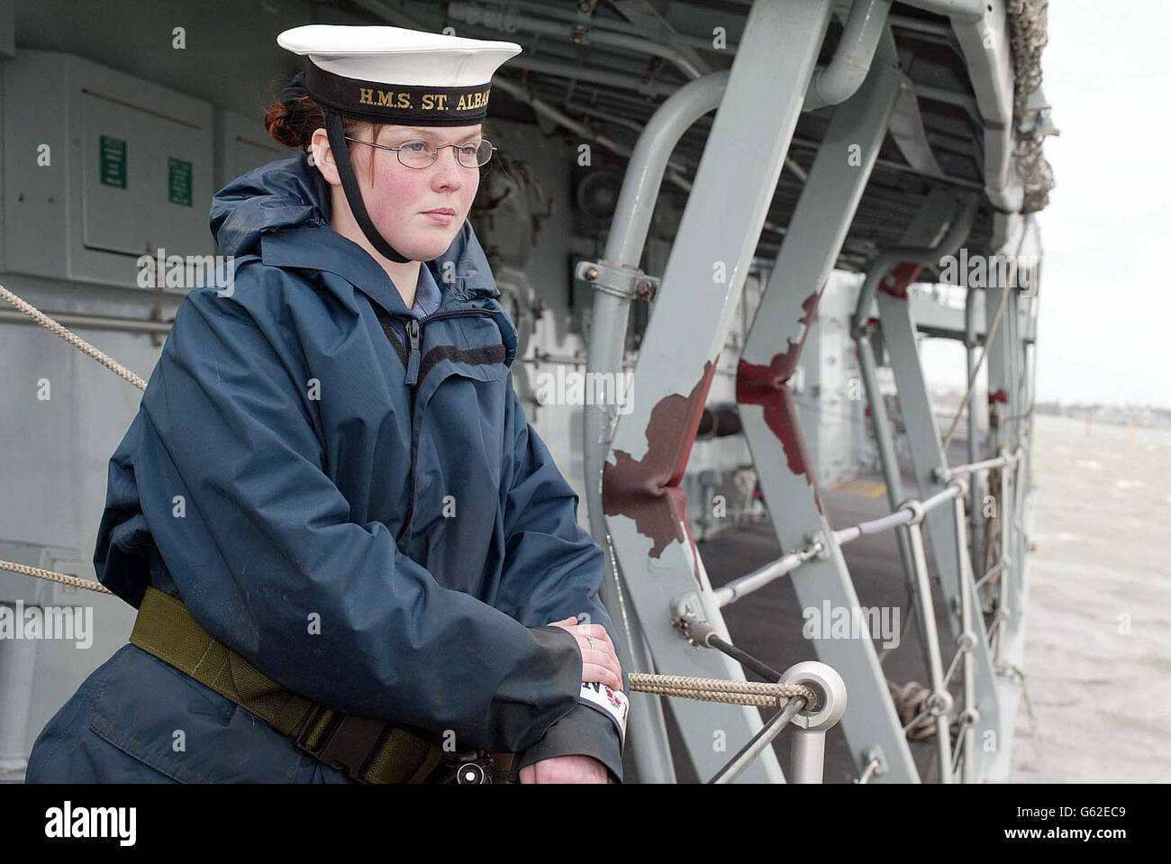 Besatzungsmitglied Kim Davidson, 18, versah die an Bord der Typ 23 Fregatte HMS St Albans aufgestauten, nachdem sie von einer Fähre getroffen wurde, die vom Kurs abgeblasen wurde, so ein Sprecher der Royal Navy. * um 5.30 Uhr sollte die P&O Fähre The Pride of Portsmouth an ihrem Liegeplatz im Hafen von Portsmouth anlegen, als sie von starken Winden in die Seite der Fregatte HMS St Albans geblasen wurde, so eine P&O Ferries Sprecherin. Die P&O-Sprecherin sagte, dass keiner der 850 Passagiere und 130 Besatzungsmitglieder an Bord der Pride von Portsmouth verletzt wurde, als sie zusammenstieß. Stockfoto