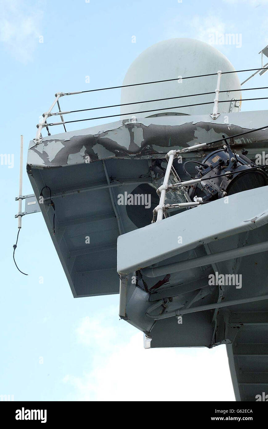 Die HMS St Albans erlitt große Schäden, da sie von einer P&O-Fähre getroffen wurde, nachdem sie vom Kurs abgeworfen wurde. Um 5.30 Uhr wollte der Stolz von Portsmouth an seinem Liegeplatz im Hafen von Portsmouth anlegen, als er von starken Winden in die Seite der Fregatte HMS St Albans geblasen wurde. * Laut einer Sprecherin von P&O Ferries. Die P&O-Sprecherin sagte, dass keiner der 850 Passagiere und 130 Besatzungsmitglieder an Bord der Pride von Portsmouth bei der Kollision verletzt wurde. Stockfoto