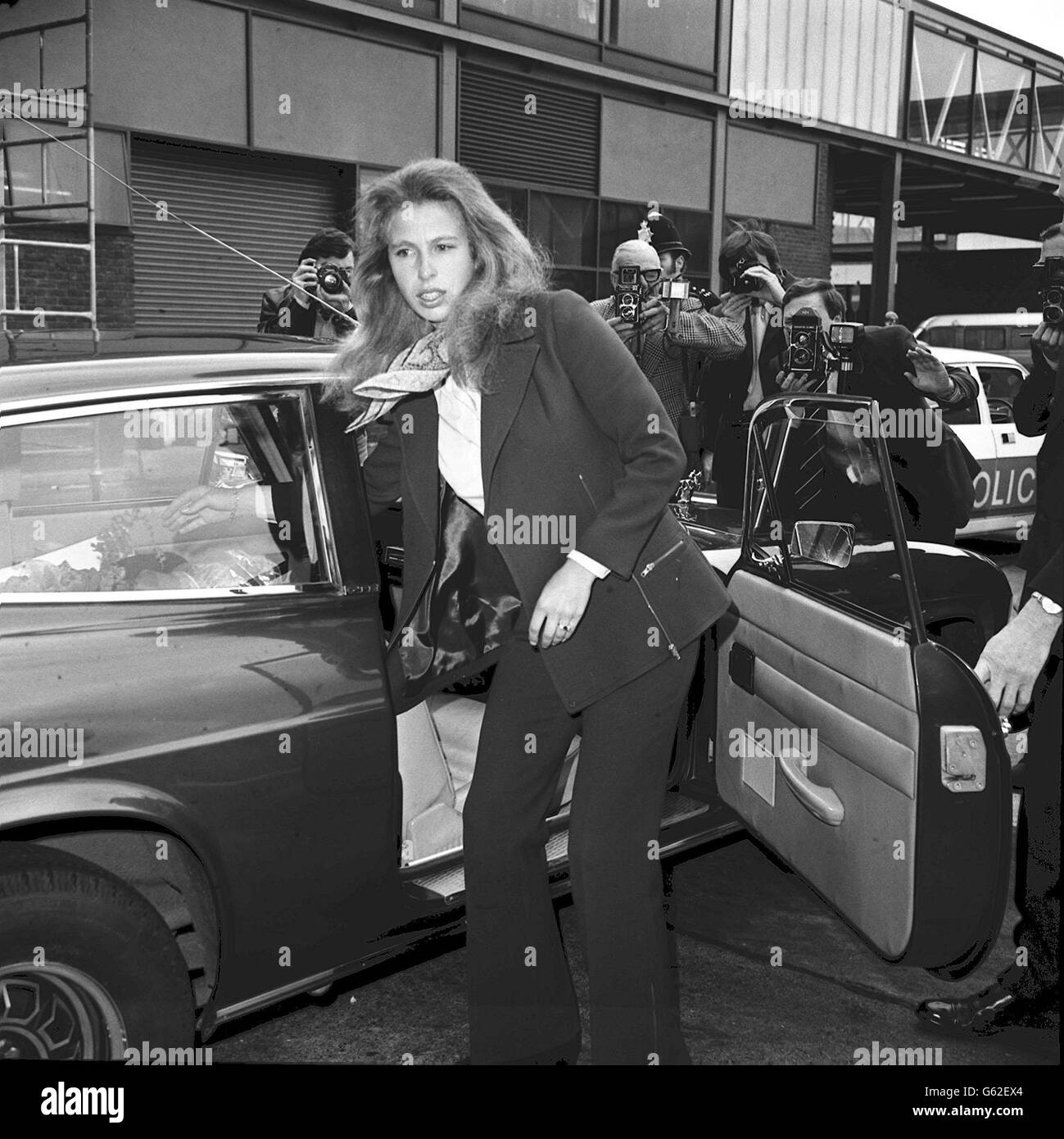 Prinzessin Anne, die kurz vor ihrer Rückkehr aus Westdeutschland in ihr Scimitar-Auto am Flughafen Heathrow einsteigen wird. Stockfoto