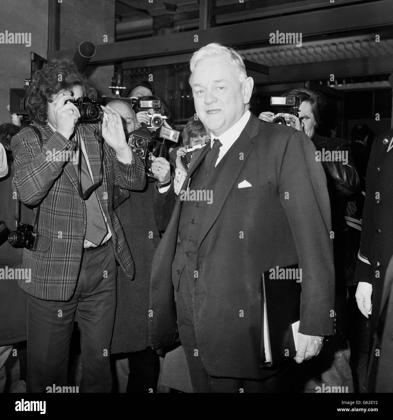 Lord Hailsham kommt im Europa Hotel am Londoner Grosvenor Square an, wo Margaret Thatcher offiziell zur Vorsitzenden der Konservativen Partei erklärt wird. Stockfoto