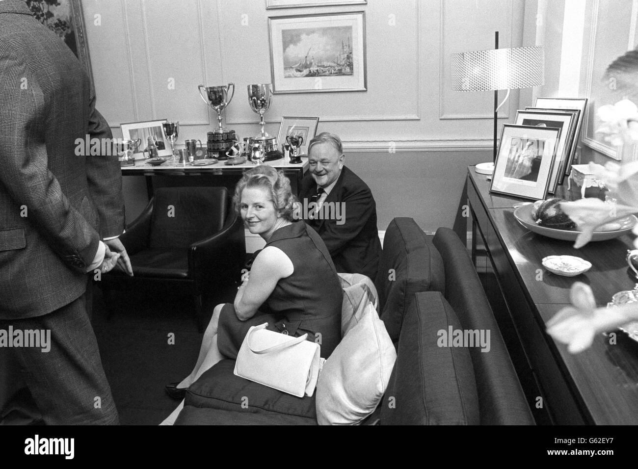 Margaret Thatcher und Quentin Hogg in Edward Heaths Wohnung in Albany, Piccadilly. Er lud seine Kollegen zu einem lockeren Treffen ein, um eine Bilanz der Wahlfortschritte der Konservativen Partei zu ziehen. Stockfoto