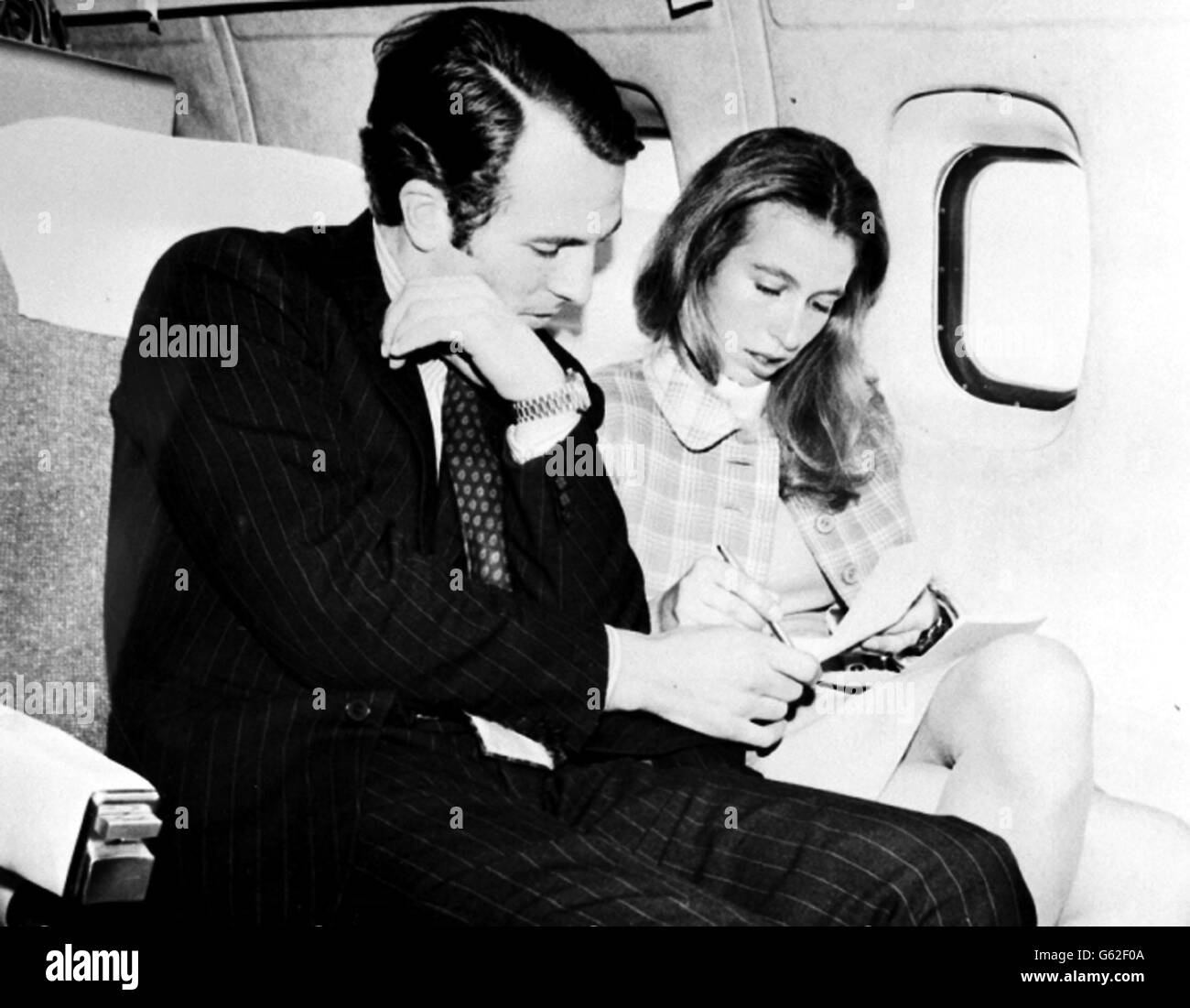 Prinzessin Anne kritzelte eine Botschaft, die neben ihrem Verlobten Captain Mark Phillips in der Concorde 002 saß, in der sie überschallt fliegen sollten. Stockfoto