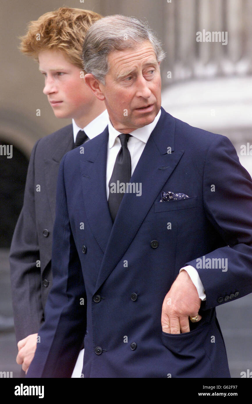 Der Prinz von Wales (rechts) und Prinz Harry verlassen die St. Paul's Cathedral in der City of London nach einem Gedenk- und Gedenkdienst. Danach trafen Prinz von Wales und Prinz Harry Verwandte der 67 britischen Opfer. Stockfoto