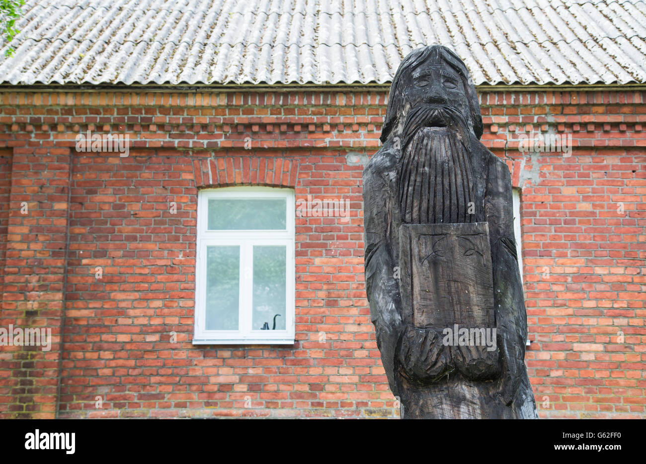 Alten Religion Holzstatue am Straßenrand in der Nähe von Peipussee Stockfoto