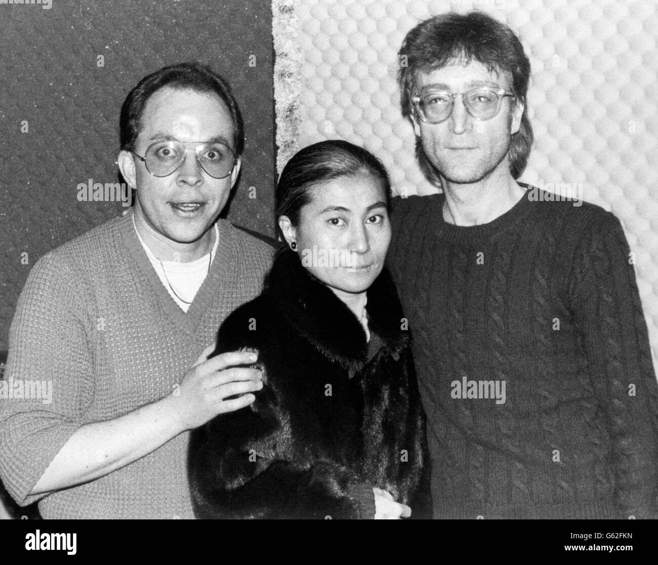 BBC Radio One Disc Jockey Andy Peebles (links) mit Ex-Beatles-Star John Lennon und seiner Frau, Yoko Ono, am Wochenende in New York, als er das Paar für eine Radioserie interviewte, die nächstes Jahr ausgestrahlt werden soll. Der Pop-Superstar wurde gestern Abend von Mark Chapman erschossen, als er und seine Frau in ihrer New Yorker Wohnung ankamen. Stockfoto