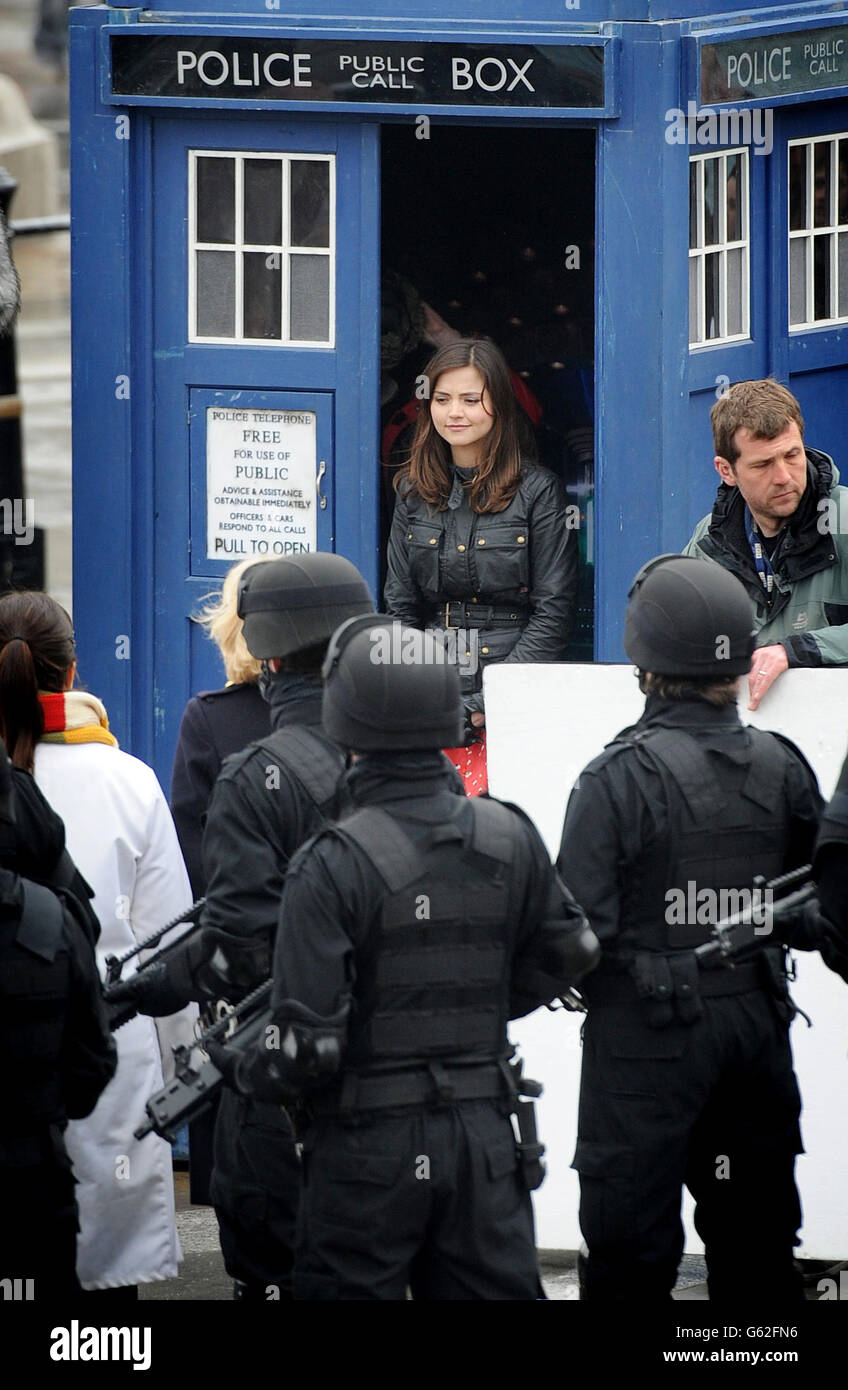 Jenna Louise Coleman während der Dreharbeiten zur beliebten Fernsehserie Dr Who auf dem Londoner Trafalgar Square. Stockfoto